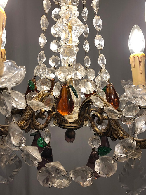Lampadario in bronzo dorato, pendenti in cristallo e pendenti in vetro colorato a forma di frutti, fine '800