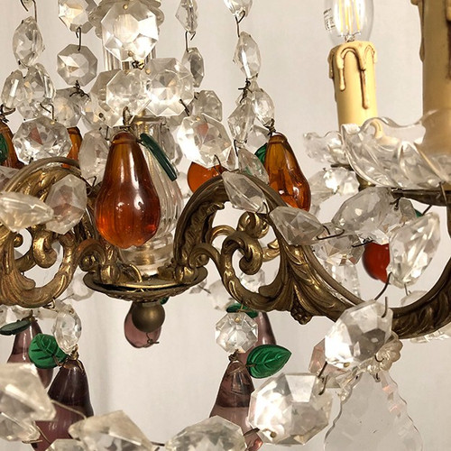Lampadario in bronzo dorato, pendenti in cristallo e pendenti in vetro colorato a forma di frutti, fine '800