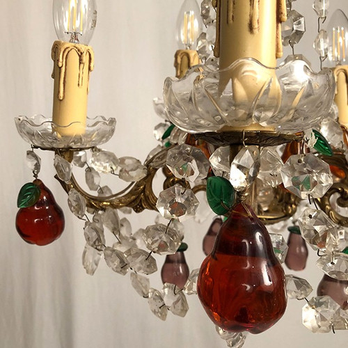 Lampadario in bronzo dorato, pendenti in cristallo e pendenti in vetro colorato a forma di frutti, fine '800