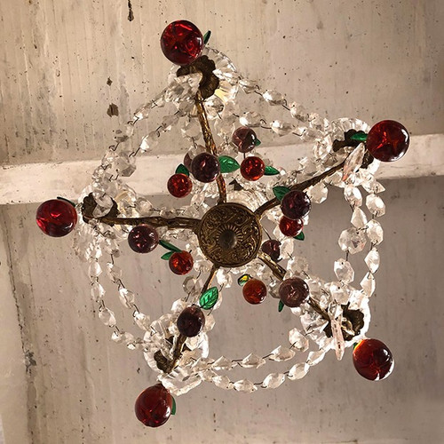 Lampadario in bronzo dorato, pendenti in cristallo e pendenti in vetro colorato a forma di frutti, fine '800