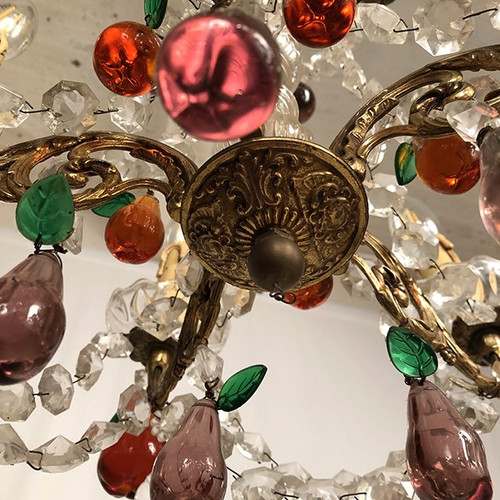 Lampadario in bronzo dorato, pendenti in cristallo e pendenti in vetro colorato a forma di frutti, fine '800