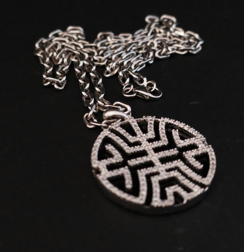 Pendentif Circulaire Onyx Et Diamants, Chaîne En Or Blanc 18 Carats.