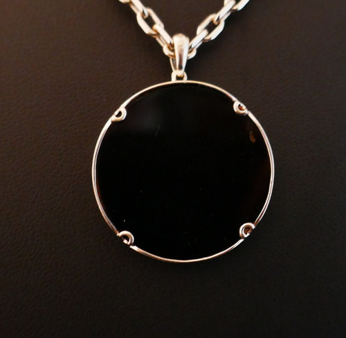 Pendentif Circulaire Onyx Et Diamants, Chaîne En Or Blanc 18 Carats.