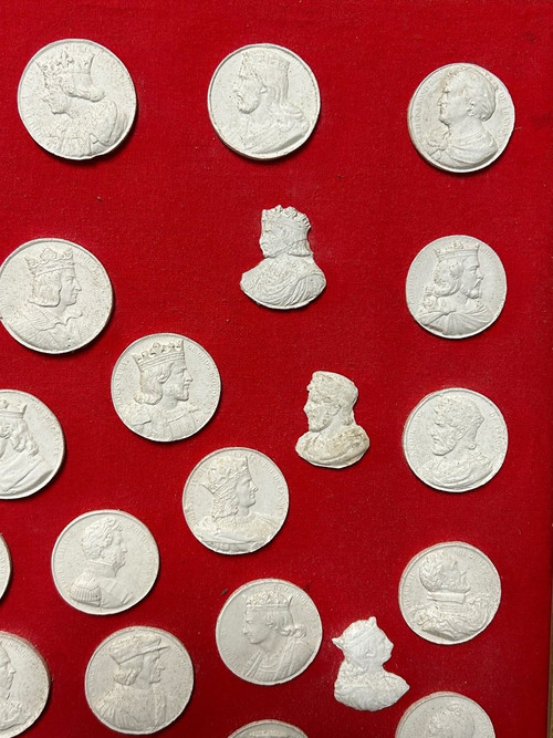 Grand Cadre Aux Médaillons Des Rois De France - Plâtre - empire - restauration