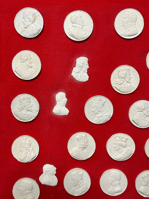 Grand Cadre Aux Médaillons Des Rois De France - Plâtre - empire - restauration