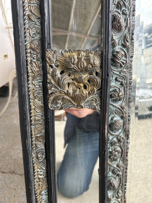 Specchio in ottone e legno annerito in stile Luigi XIII, 1880 circa, H: 149 cm
