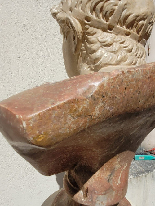 Büste eines römischen Kaisers auf Säule, patinierter Stuck, 20. Jahrhundert