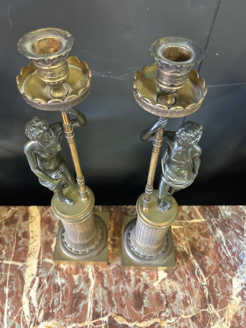 Ein Paar Kerzenhalter aus Bronze für Frauen im Empire-Stil - Anfang 19.