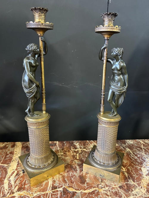 Ein Paar Kerzenhalter aus Bronze für Frauen im Empire-Stil - Anfang 19.