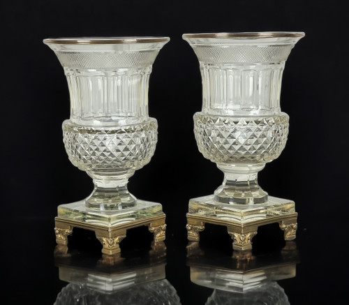 PAAR ANTIKE BACCARAT-VASEN AUS DEM 19. JH. IN MEDICIS-FORM AUS GESCHLIFFENEM KRISTALL