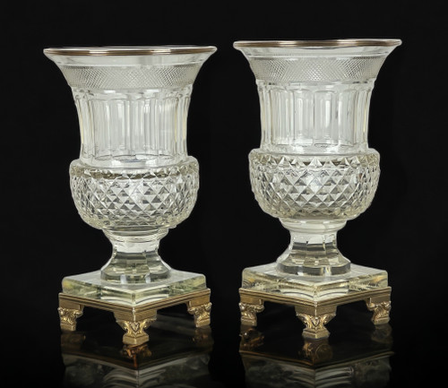 PAAR ANTIKE BACCARAT-VASEN AUS DEM 19. JH. IN MEDICIS-FORM AUS GESCHLIFFENEM KRISTALL
