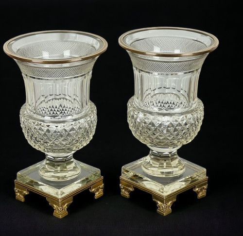 PAAR ANTIKE BACCARAT-VASEN AUS DEM 19. JH. IN MEDICIS-FORM AUS GESCHLIFFENEM KRISTALL