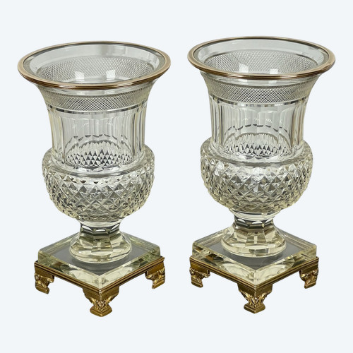 PAAR ANTIKE BACCARAT-VASEN AUS DEM 19. JH. IN MEDICIS-FORM AUS GESCHLIFFENEM KRISTALL