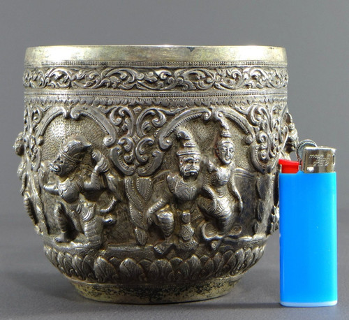  Birmania, Dinastia Konbaug, XIX Secolo, Importante ciotola in argento massiccio con decoro sbalzato.
