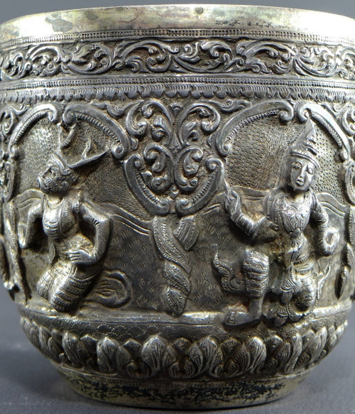  Birmania, Dinastia Konbaug, XIX Secolo, Importante ciotola in argento massiccio con decoro sbalzato.