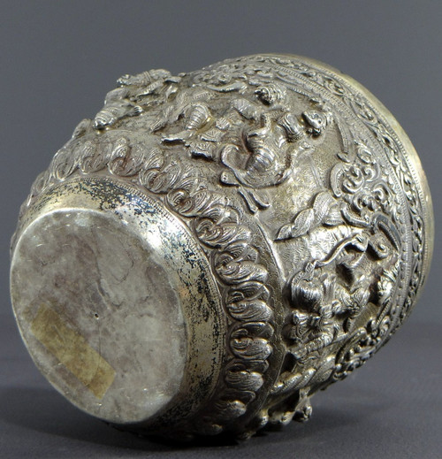  Birmania, Dinastia Konbaug, XIX Secolo, Importante ciotola in argento massiccio con decoro sbalzato.