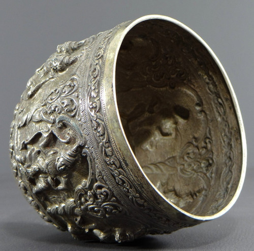  Birmania, Dinastia Konbaug, XIX Secolo, Importante ciotola in argento massiccio con decoro sbalzato.