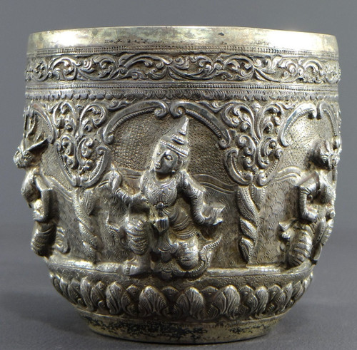  Birmania, Dinastia Konbaug, XIX Secolo, Importante ciotola in argento massiccio con decoro sbalzato.