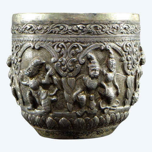  Burma, Konbaug Dynasty, 19th Century, Important Bowl In Solid Silver Repoussé Decor.