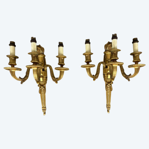 Ein Paar Wandleuchten im Stil Louis XVI aus vergoldeter Bronze aus der Zeit Napoleon III- H 49 cm