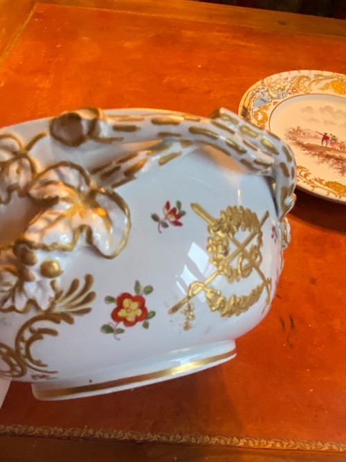  Très beau Pot à bouillon et sa soucoupe en porcelaine de Hochst d'époques début 19ème
