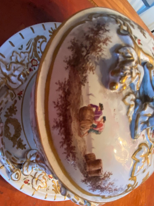  Très beau Pot à bouillon et sa soucoupe en porcelaine de Hochst d'époques début 19ème