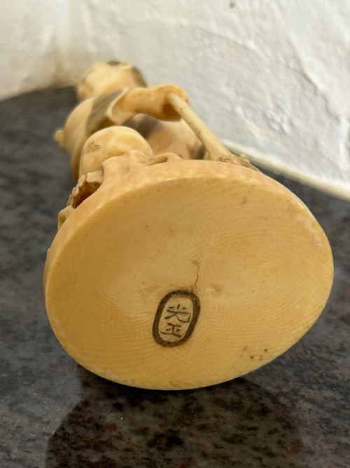 Okimono - Netsuke Elfenbein Schnitzerei Aus Japan Ende 19.