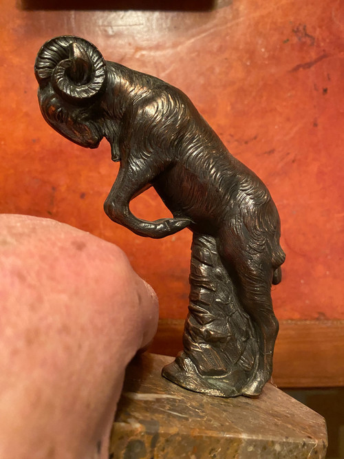 Paar Buchstützen aus patinierter Regula-Kupferbronze mit Ziegen im Kampf, signiert H. Foreau 1930