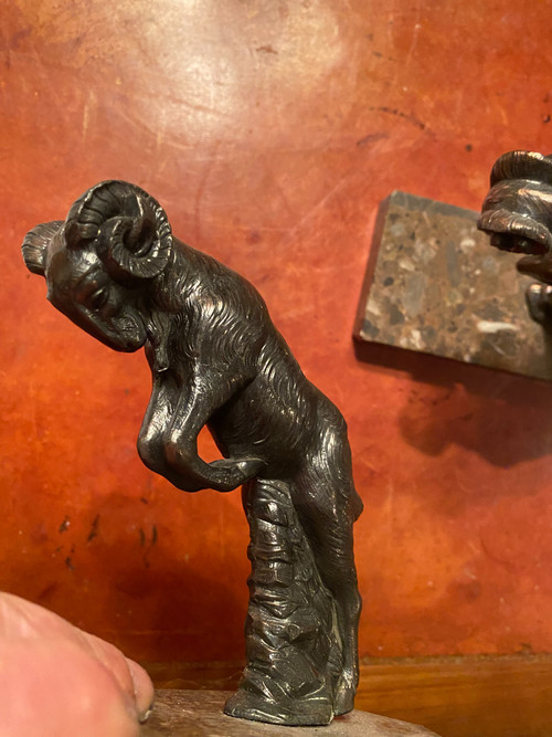 Paar Buchstützen aus patinierter Regula-Kupferbronze mit Ziegen im Kampf, signiert H. Foreau 1930