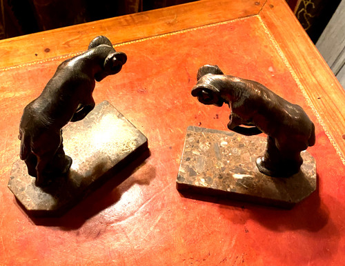 Paar Buchstützen aus patinierter Regula-Kupferbronze mit Ziegen im Kampf, signiert H. Foreau 1930