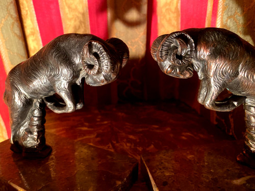 Paar Buchstützen aus patinierter Regula-Kupferbronze mit Ziegen im Kampf, signiert H. Foreau 1930