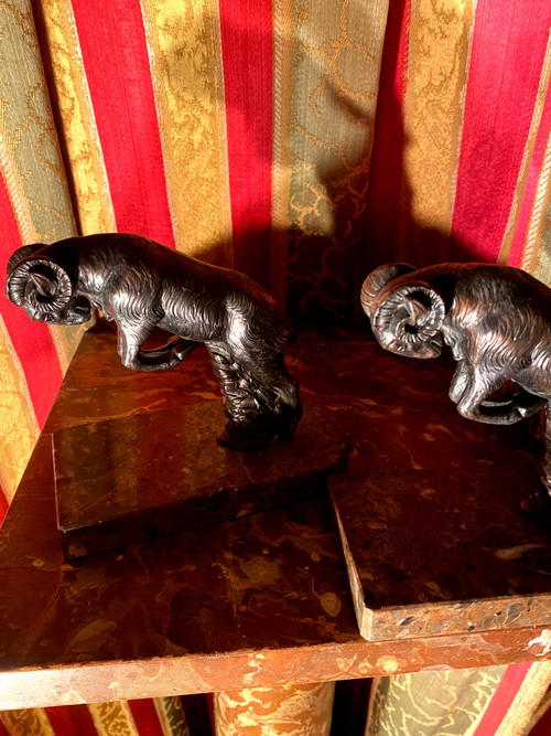 Paar Buchstützen aus patinierter Regula-Kupferbronze mit Ziegen im Kampf, signiert H. Foreau 1930