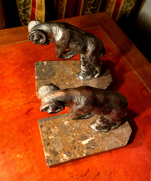 Paar Buchstützen aus patinierter Regula-Kupferbronze mit Ziegen im Kampf, signiert H. Foreau 1930