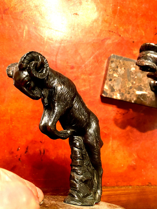 Paar Buchstützen aus patinierter Regula-Kupferbronze mit Ziegen im Kampf, signiert H. Foreau 1930