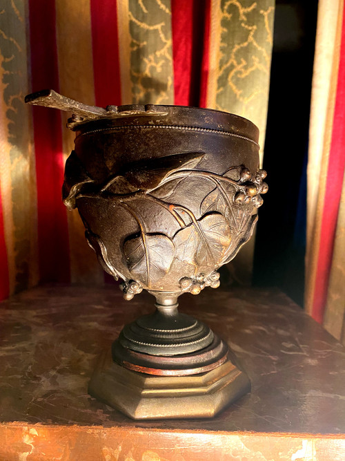 Vaso a cratere in bronzo patinato scuro con bellissimi intagli e foglie con intrecci di edera