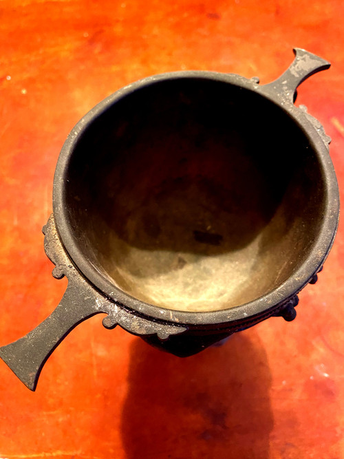 Vaso a cratere in bronzo patinato scuro con bellissimi intagli e foglie con intrecci di edera