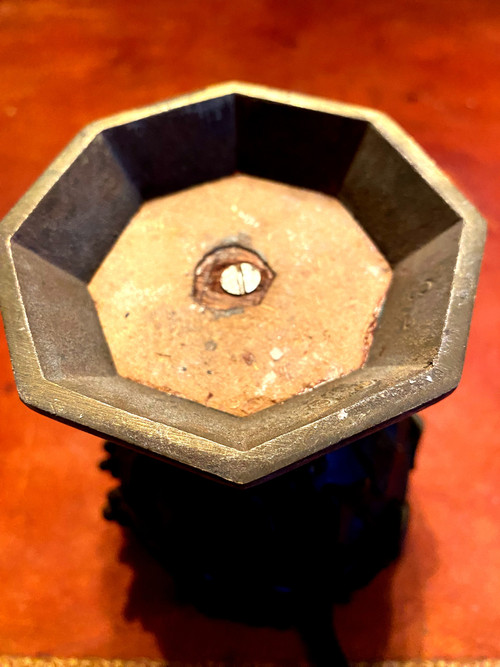 Vaso a cratere in bronzo patinato scuro con bellissimi intagli e foglie con intrecci di edera
