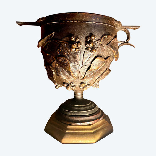 Vaso a cratere in bronzo patinato scuro con bellissimi intagli e foglie con intrecci di edera