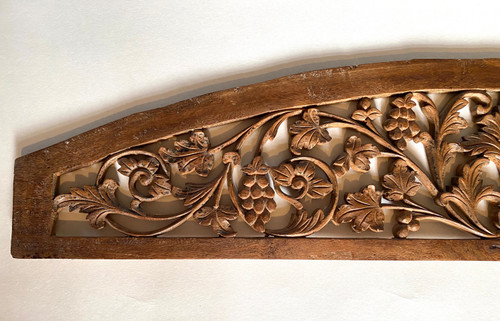 Boiserie. Haut de porte début XXème. Bois sculpté. Décor fleurs et fruits.