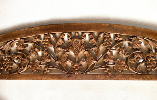 Boiserie. Haut de porte début XXème. Bois sculpté. Décor fleurs et fruits.
