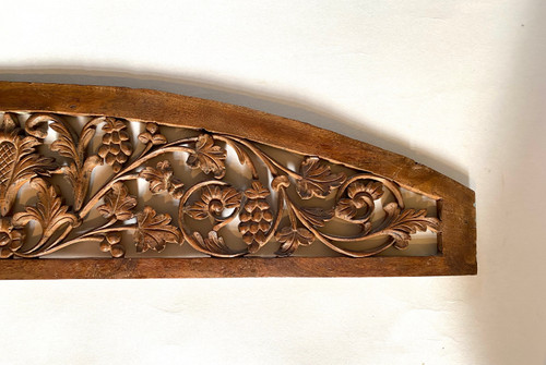 Boiserie. Haut de porte début XXème. Bois sculpté. Décor fleurs et fruits.