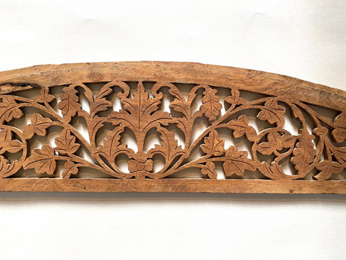 Boiserie. Haut de porte début XXème. Bois sculpté. Décor fleurs et fruits.