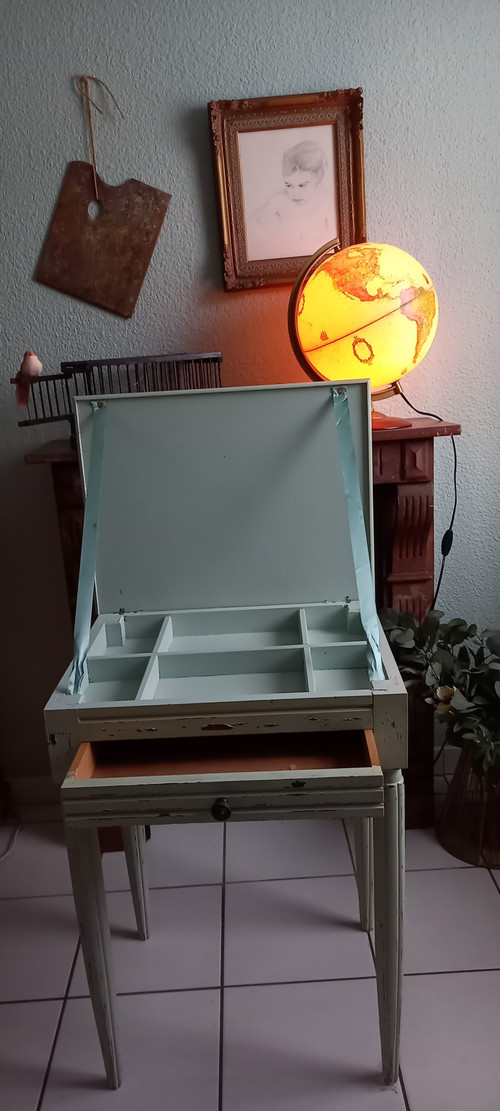 Bureau d'écolier XIXème avec éléments décoratifs