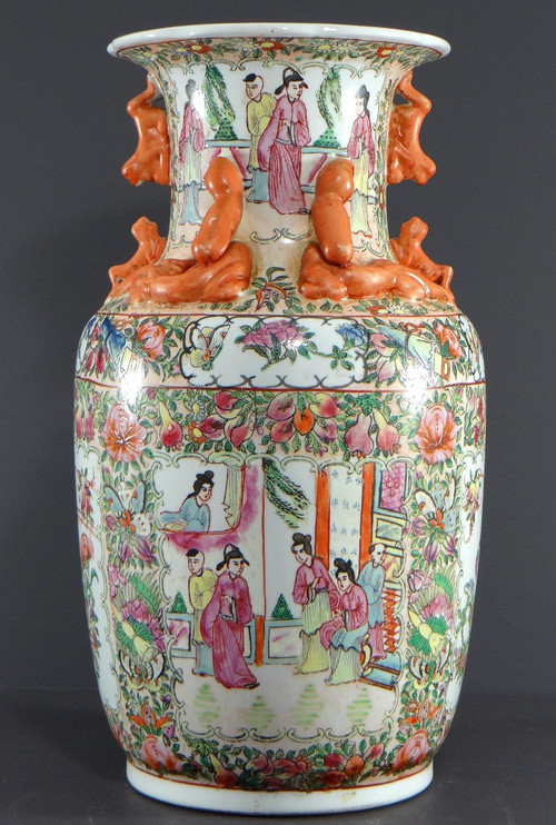 Cina, XX secolo, Vaso in porcellana Canton decorato con dignitari e uccelli, marca Guangxu.