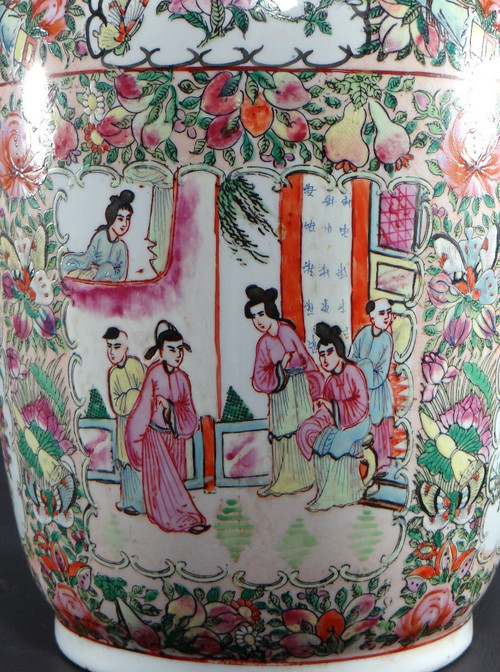 Cina, XX secolo, Vaso in porcellana Canton decorato con dignitari e uccelli, marca Guangxu.