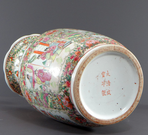 Cina, XX secolo, Vaso in porcellana Canton decorato con dignitari e uccelli, marca Guangxu.