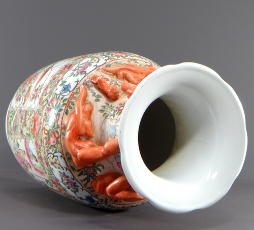 Cina, XX secolo, Vaso in porcellana Canton decorato con dignitari e uccelli, marca Guangxu.