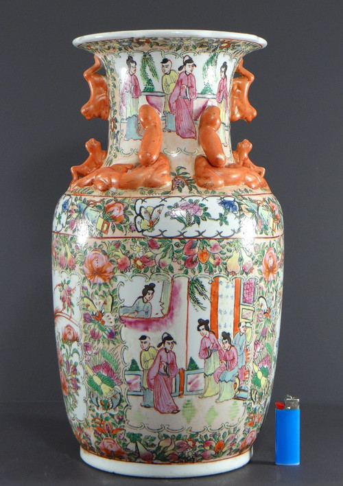 Cina, XX secolo, Vaso in porcellana Canton decorato con dignitari e uccelli, marca Guangxu.
