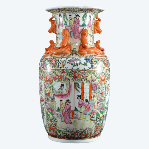 Cina, XX secolo, Vaso in porcellana Canton decorato con dignitari e uccelli, marca Guangxu.