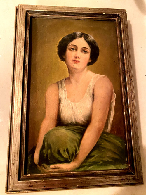 Jeune Femme à la chevelure brune assise se tenant le genoux faisant la pose dans sa jupe verte 1930